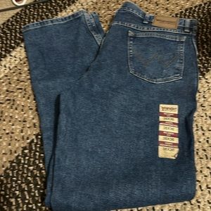 Men’s wrangler rugged wear jeans